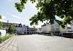 Der Kapuzinerplatz mit Georg-Pingler-Straße im Hintergrund