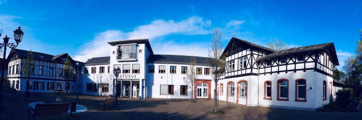 Neues Rathaus und Rathausvorplatz