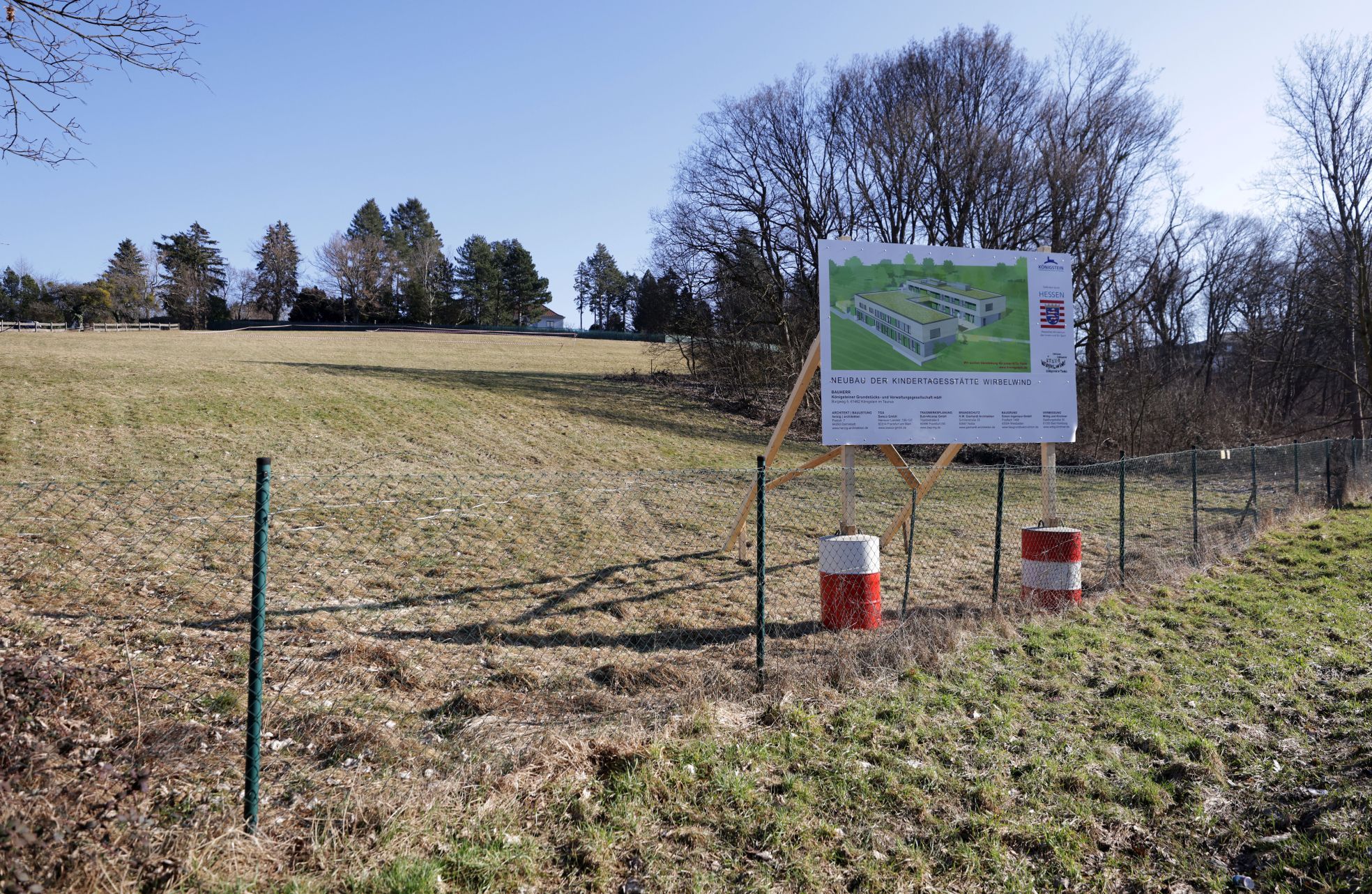 Schild Neubau Kindergarten Wirbelwind mit Bauplatz im Hintergrund
