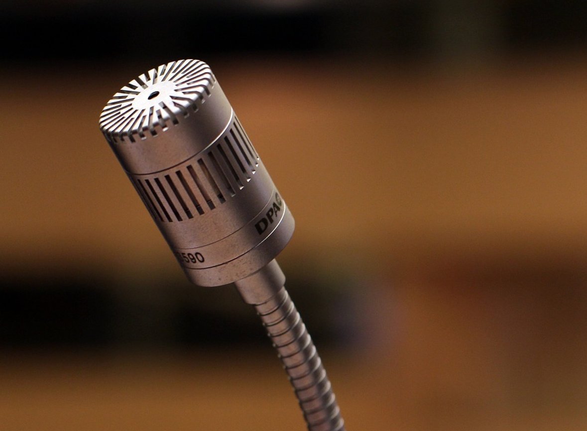 Nahaufnahme eines Sprecher-Mikrofones