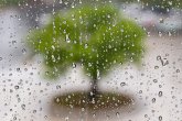 Regen auf einer Fensterscheibe