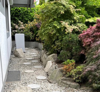 Wärmepumpe hinter dem Haus