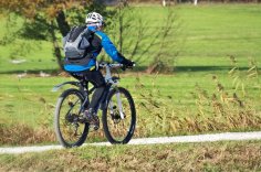 Radfahrer fährt über ein Feld